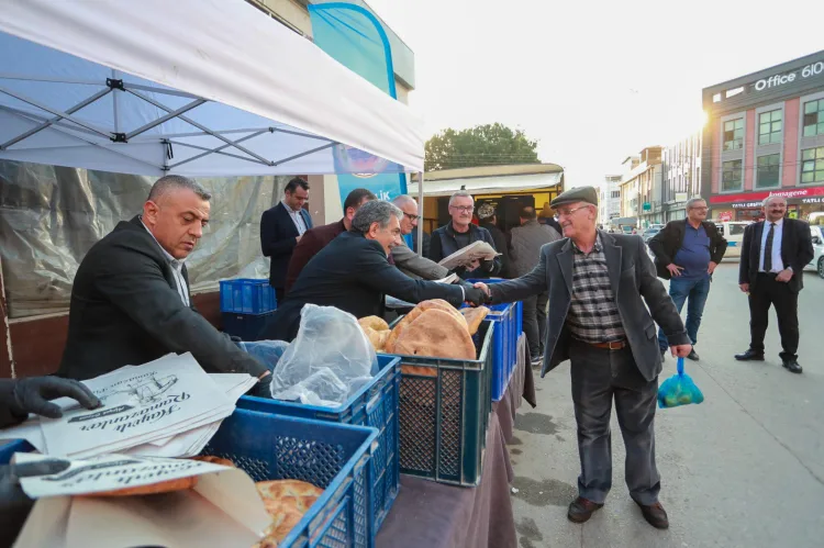 Bursa’da Gemlik Belediyesi, Ramazan ayı dolayısıyla vatandaşlara iftar öncesinde pide