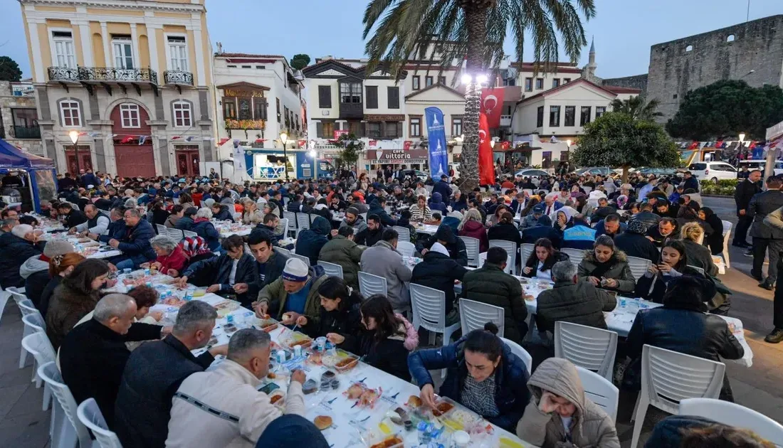 İzmir Büyükşehir Belediye Başkanı Dr. Cemil Tugay, ramazan ayında Büyükşehir