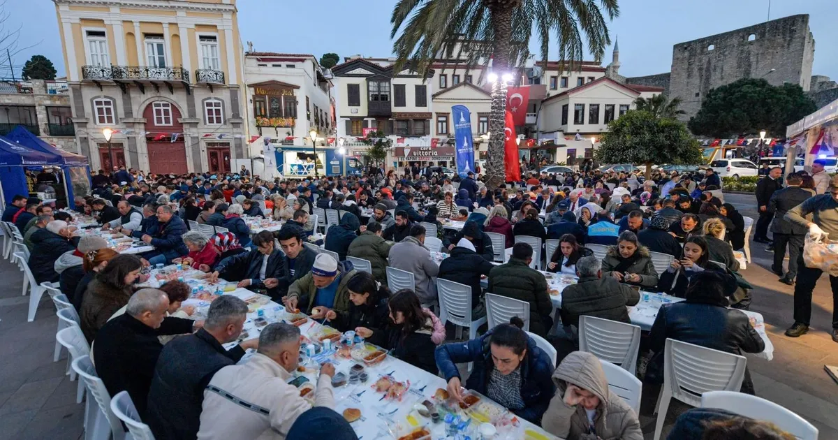 İzmir Büyükşehir Belediye Başkanı Dr. Cemil Tugay, ramazan ayında Büyükşehir