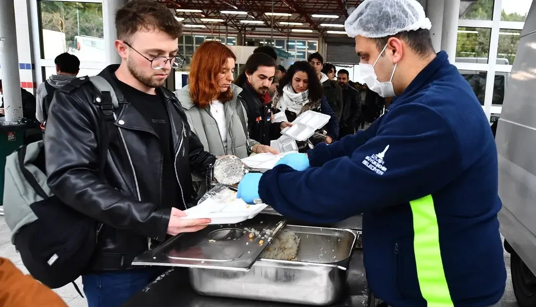 İzmir Büyükşehir Belediyesi, kentteki 6 noktada üniversite öğrencilerine ücretsiz yemek