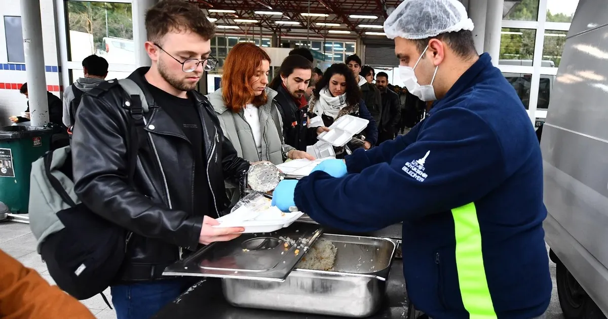 İzmir Büyükşehir Belediyesi, kentteki 6 noktada üniversite öğrencilerine ücretsiz yemek