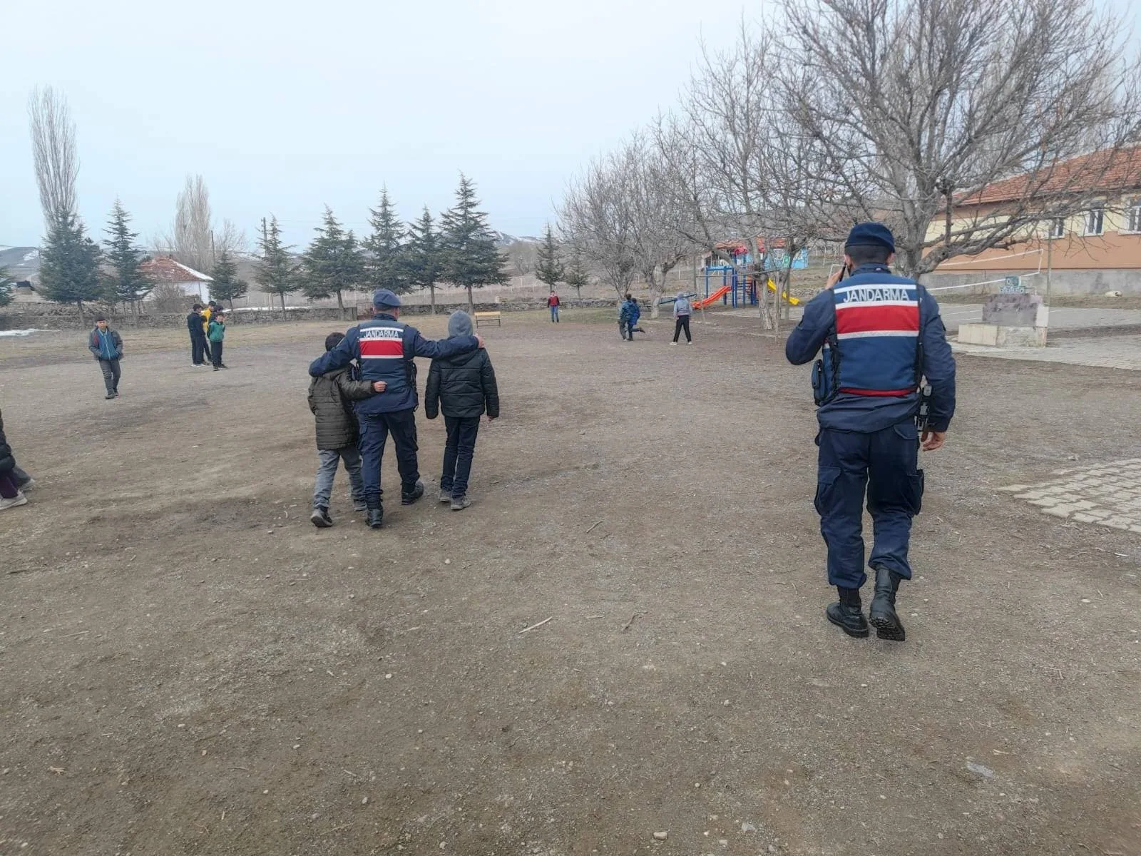 Yerköy’de jandarma ekipleri, öğrencilerin güvenliği için okul çevrelerinde ve servis