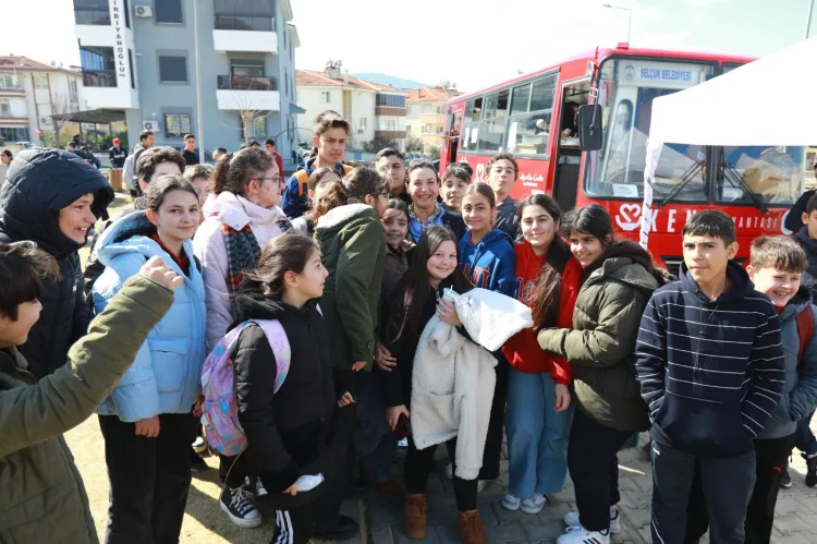 İzmir’de Efes Selçuk Belediyesi, Kent Lokantası Öğrenci Otobüsünde dayanışmayı büyütmek