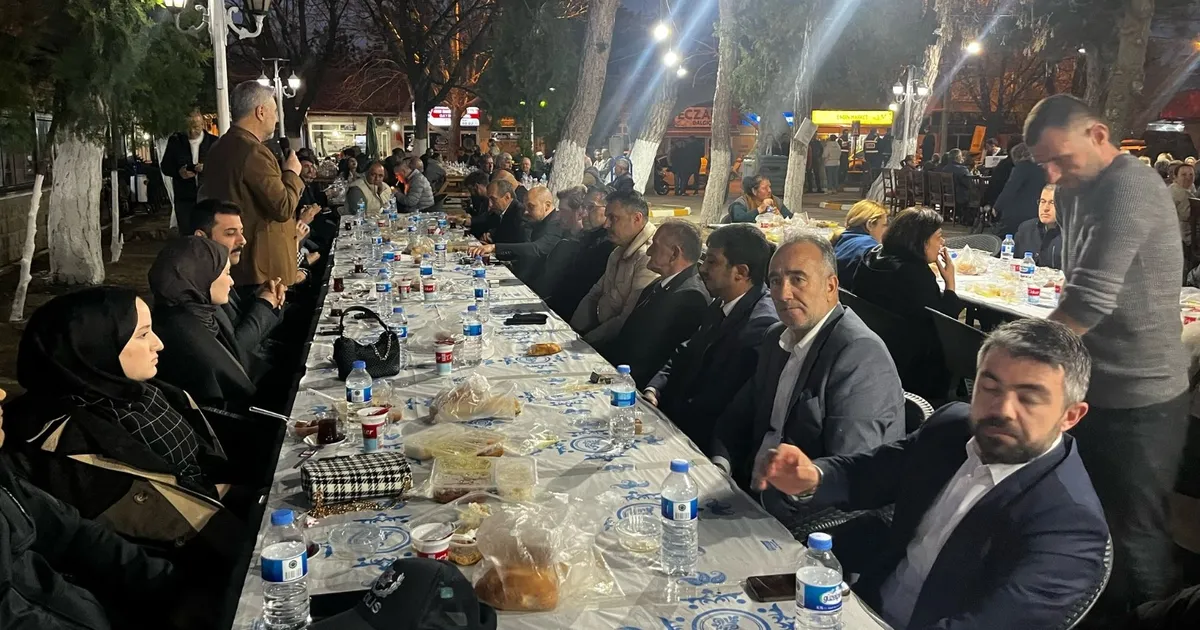 Kırklareli’nin Pehlivanköy ilçesinde yerel belediyenin düzenlediği iftar programında Ramazan ayının