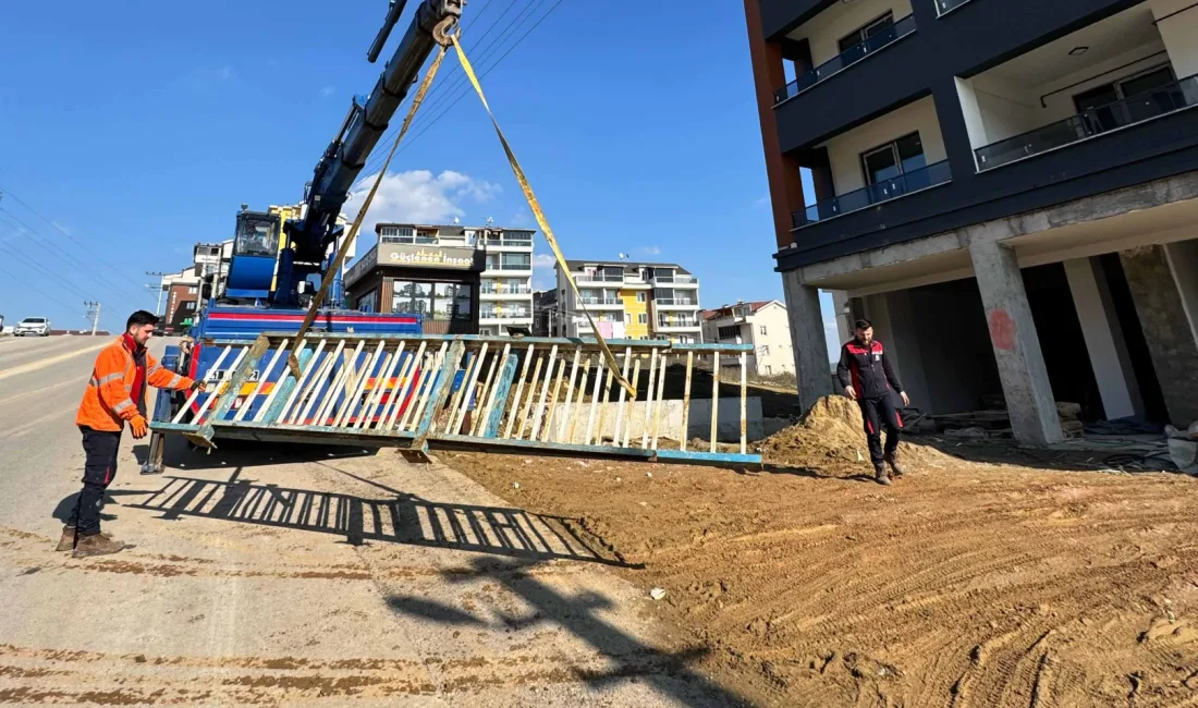 Kocaeli Büyükşehir, İzmit Yeşilova Mahallesi Boğazova Caddesi’ndeki korkulukları boyayarak bölgeyi