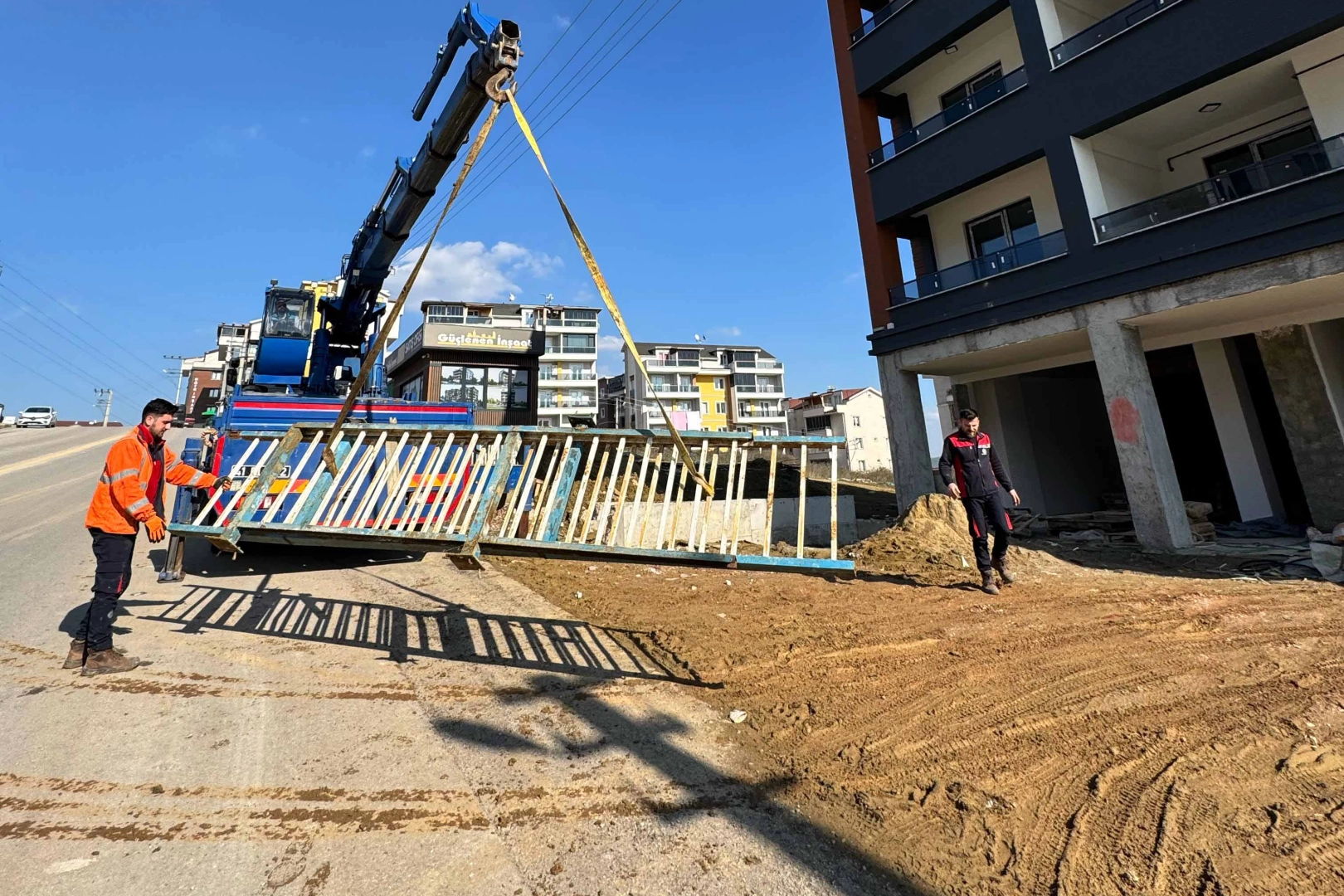 Kocaeli Büyükşehir, İzmit Yeşilova Mahallesi Boğazova Caddesi’ndeki korkulukları boyayarak bölgeyi