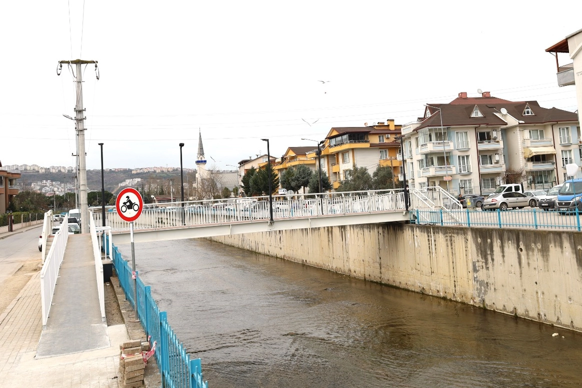 Kocaeli Büyükşehir Belediyesi, Yahya Kaptan Mahallesi Akarca Köprüsü’nde yapımı tamamlanan