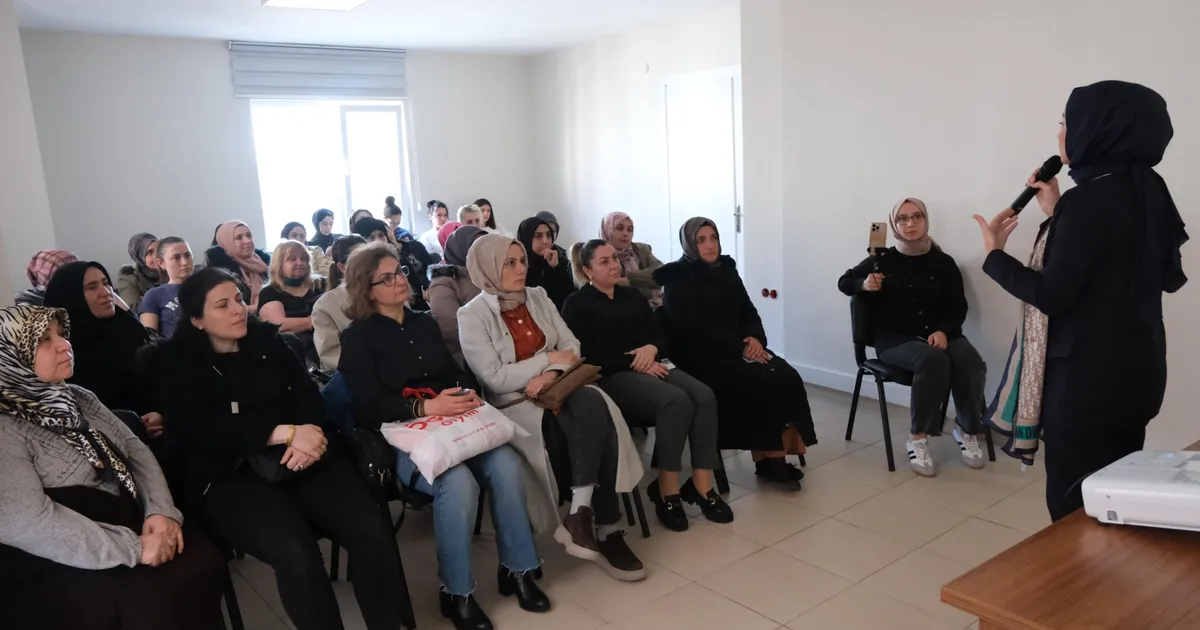 Kocaeli Büyükşehir Belediyesi’nin düzenlediği söyleşide, anne ve babaların çocuklarıyla iletişimde