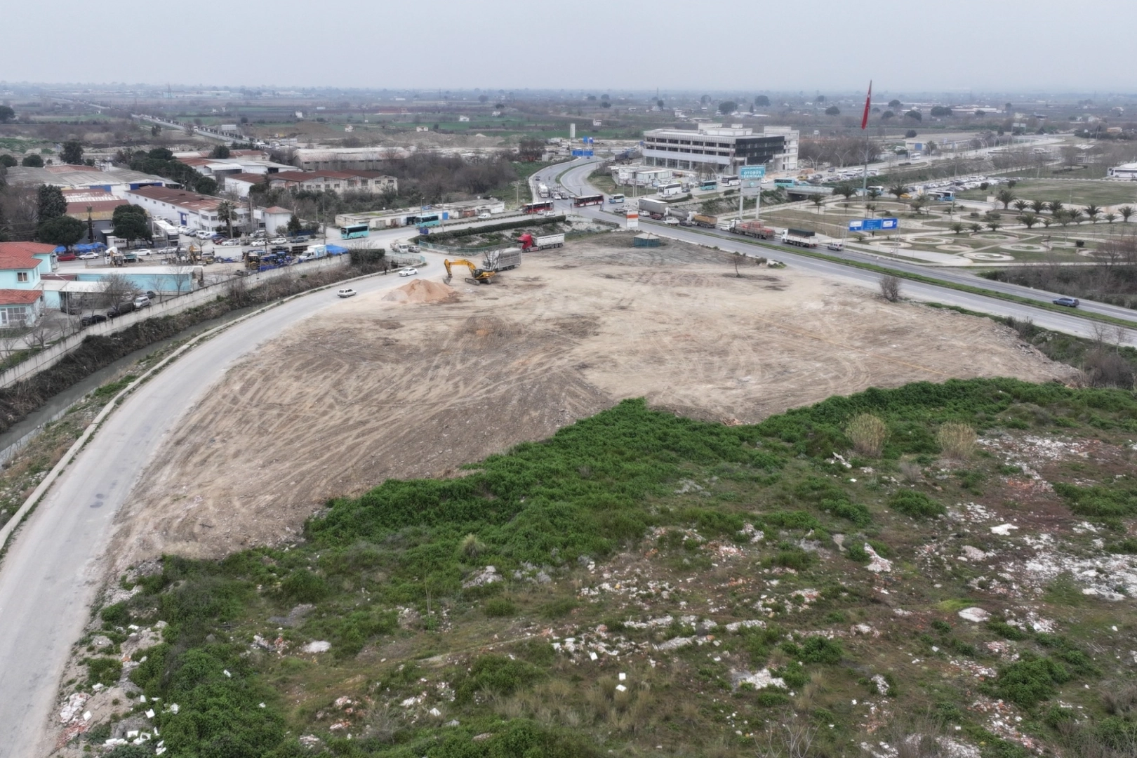 Manisa Büyükşehir Belediyesi, Şehirlerarası Otobüs Terminali’nin karşısında uzun yıllardır kaçak