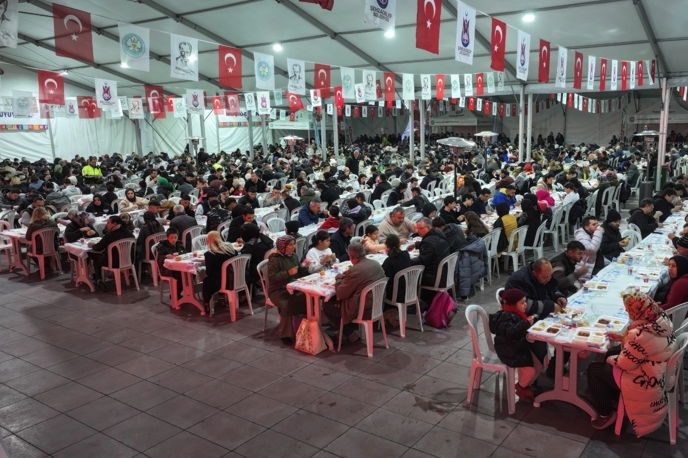 Manisa Büyükşehir Belediyesi, Ramazan ayının ilk gününde Cumhuriyet Meydanı, Eski