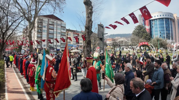 Kocaeli Büyükşehir Belediyesi Mehter Takımı, Cumhuriyet Bulvarı’nda verdiği mini konserle