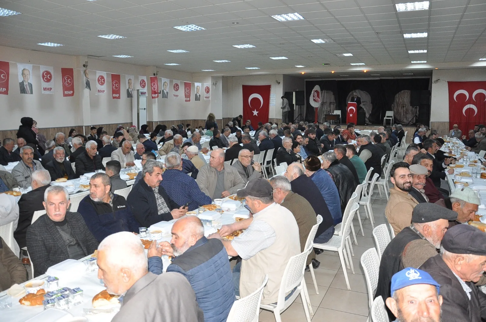 MHP Yerköy İlçe Teşkilatı’nın düzenlediği iftar programı, geniş katılımla gerçekleşti.