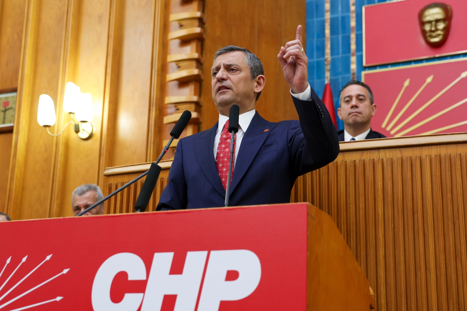 CHP Genel Başkanı Özgür Özel, yaklaşan Ramazan Bayramı’nın “emeklilerin boğazında