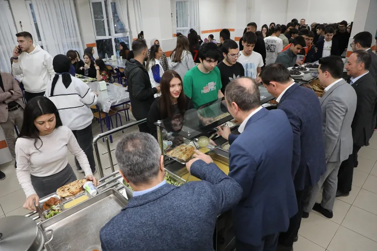 Konya’da Karatay Belediye Başkanı Hasan Kılca, Karatay Fen Lisesi öğrencileriyle