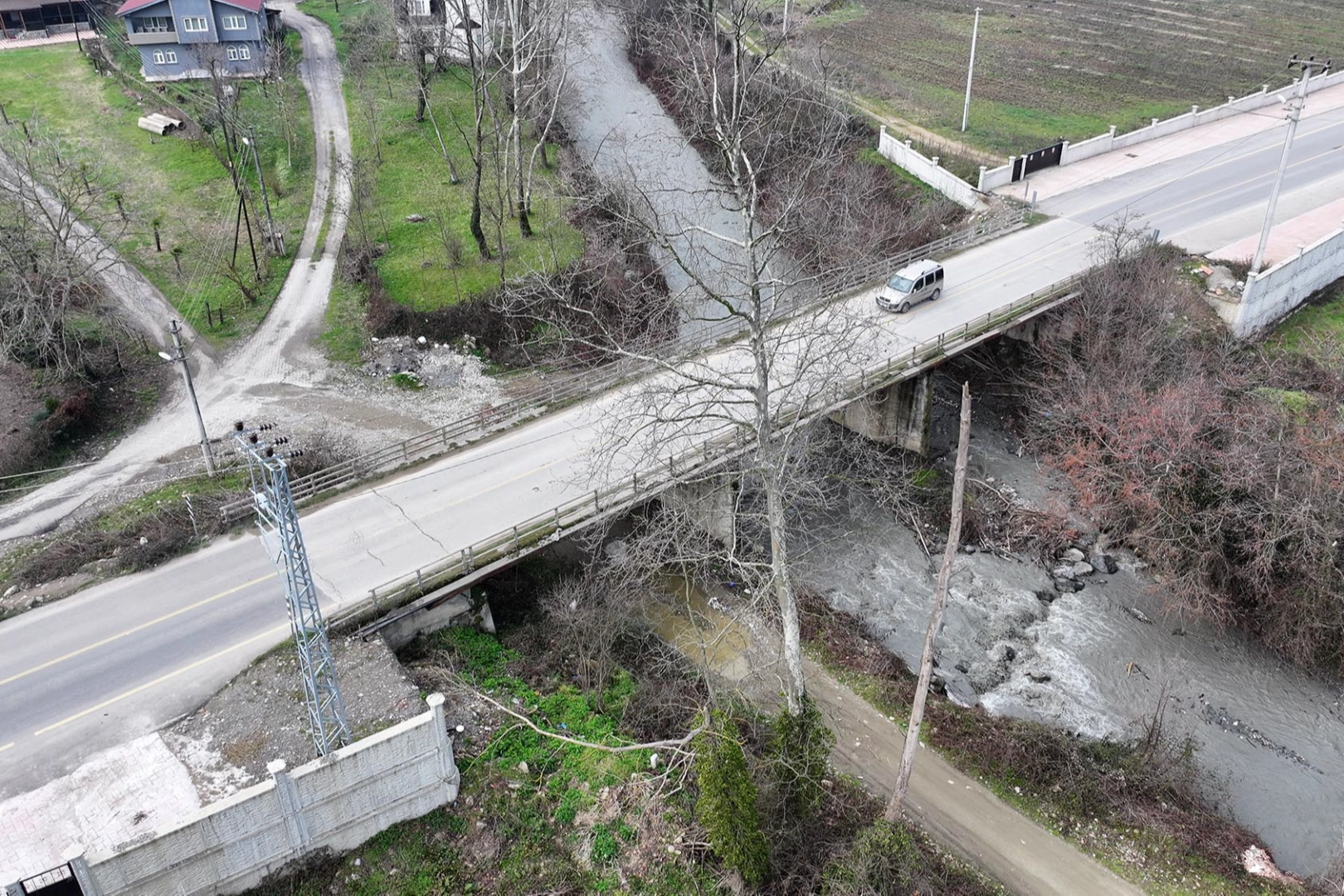 Sakarya Büyükşehir Belediye Başkanı Yusuf Alemdar, Karapürçek’te yeni bir köprü