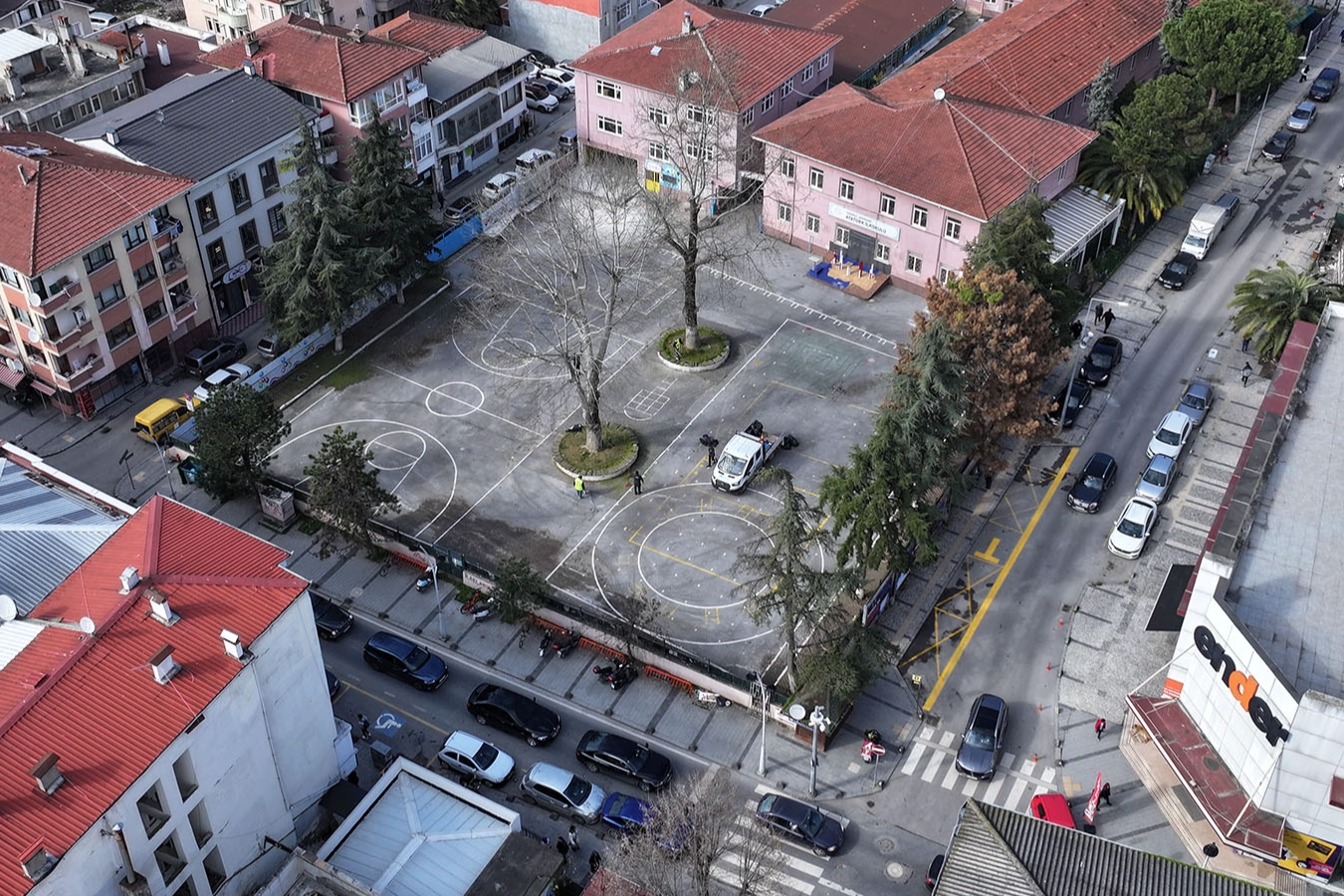 Sakarya Büyükşehir Belediyesi, eski Atatürk İlkokulu’nun bahçesini otopark olarak hizmete