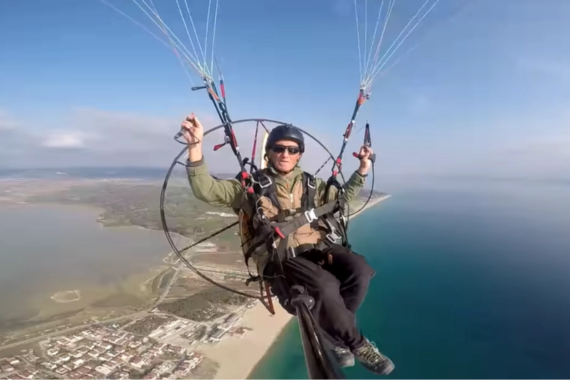 Keşanlı eski gazeteci ve radyocu, şu anda paramotor pilotu olan