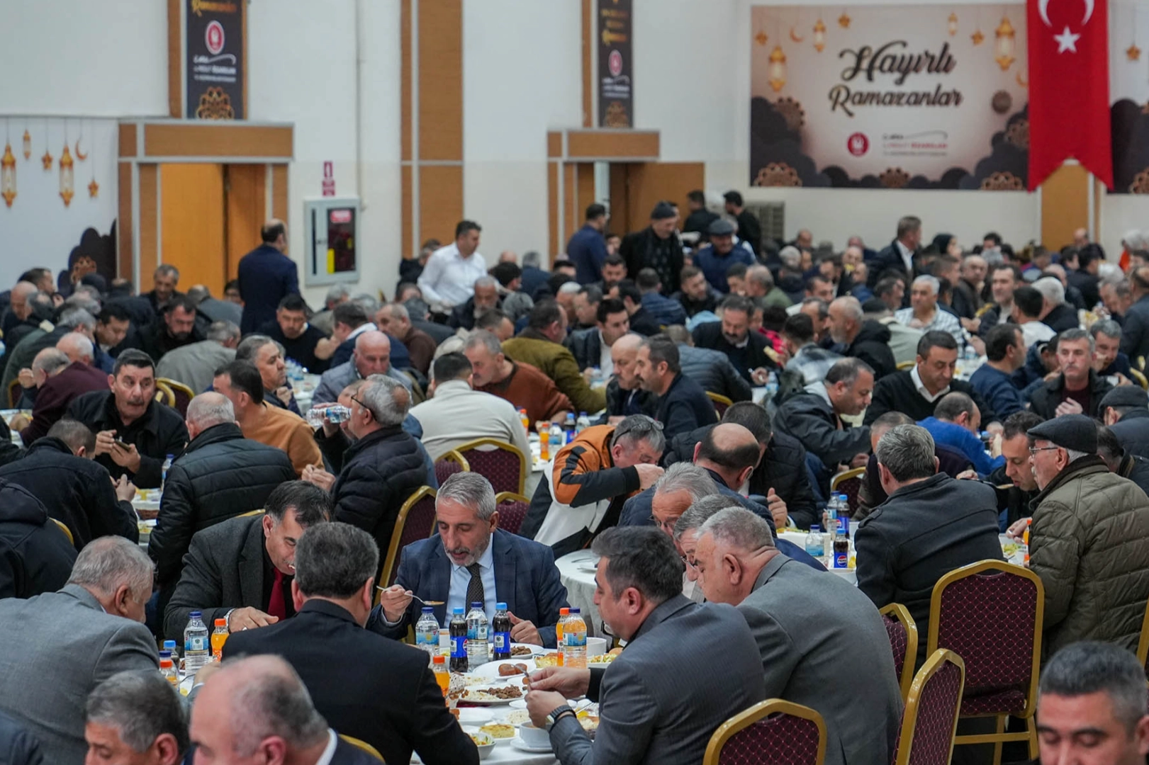 Ankara Keçiören Belediyesi tarafından Mevlana Kültür Merkezi’nde kurulan dev iftar