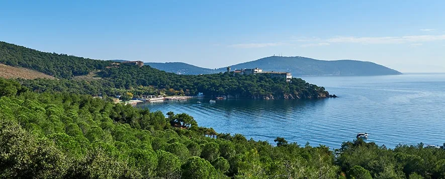 İstanbul’un Prens Adaları arasında, yeşilin ve mavinin birleştiği en güzel