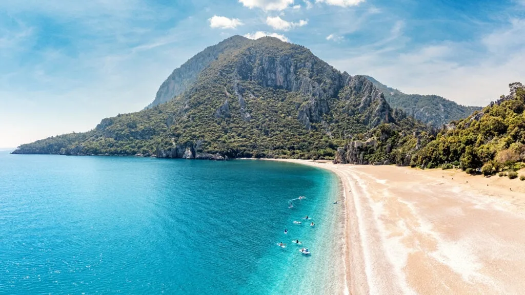 Doğanın cömert ve şefkatli kollarından Akdeniz’in masmavi sularına uzanan Çıralı