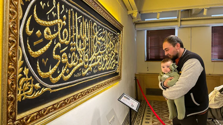 Konya’da Taş Bina Sergi Salonu’ndaki “Mukaddes Emanetler Sergisi” vatandaşlardan gelen