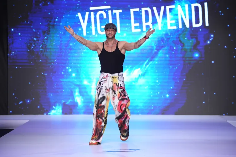 Bu yıl 11’incisi düzenlenen İzmir Fashion Week’in (İzmir Moda Haftası)